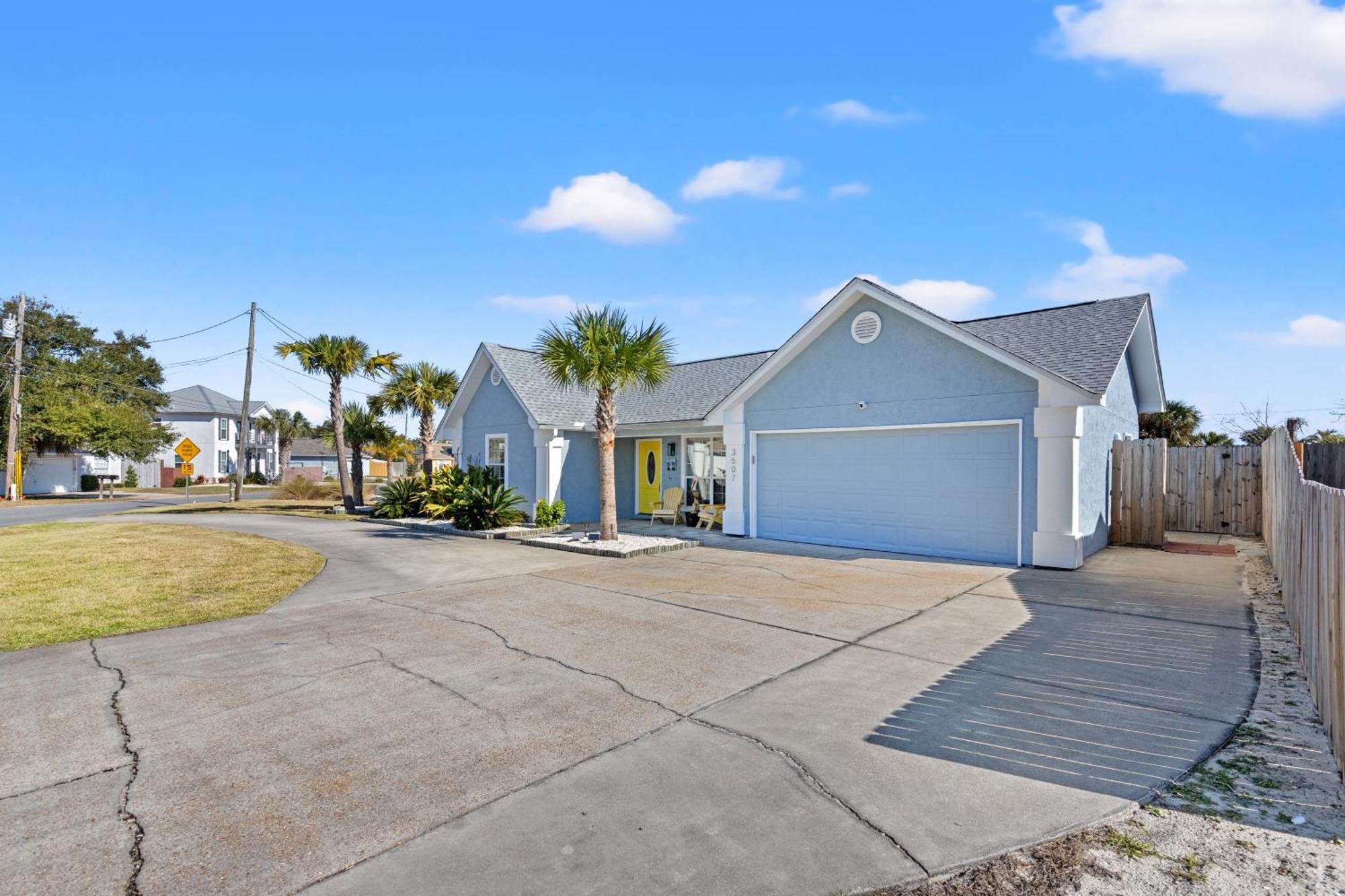 Holiday home Pet Friendly House New Tastefully Remodeled W Golf Cart Included!